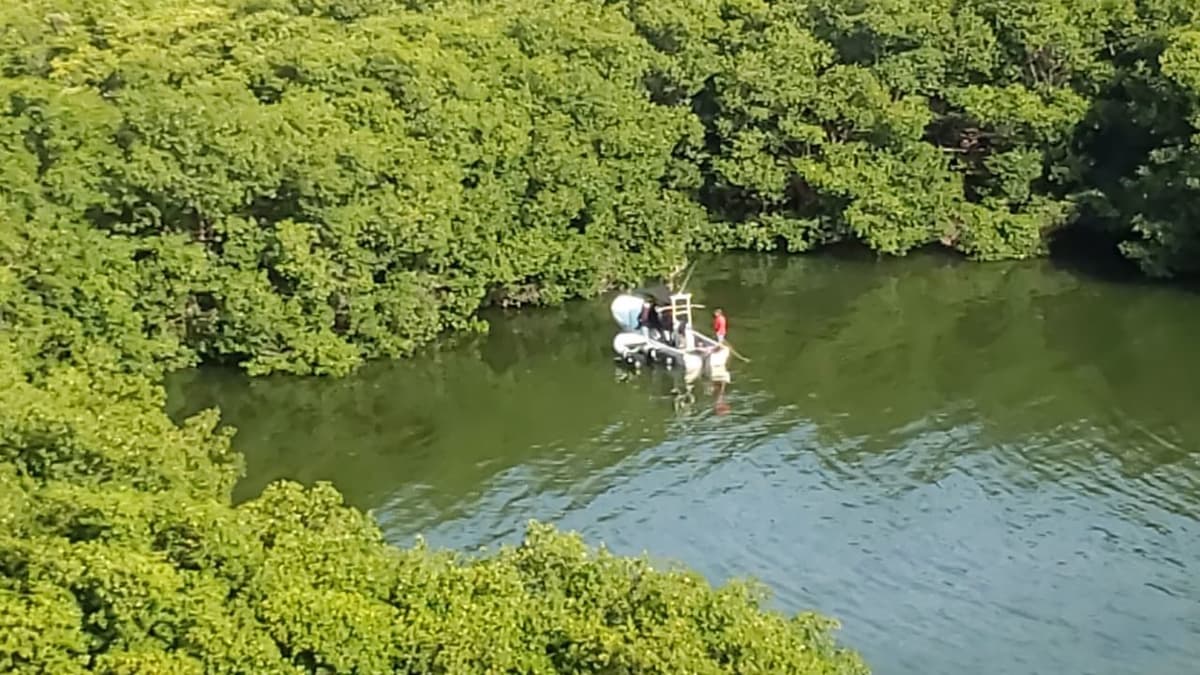 Rescatan a dos turistas que ingresaron a la laguna Nichupté en Cancún