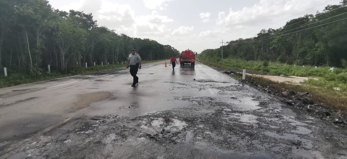 Quitan jet quemado y reabren carretera a José María Morelos