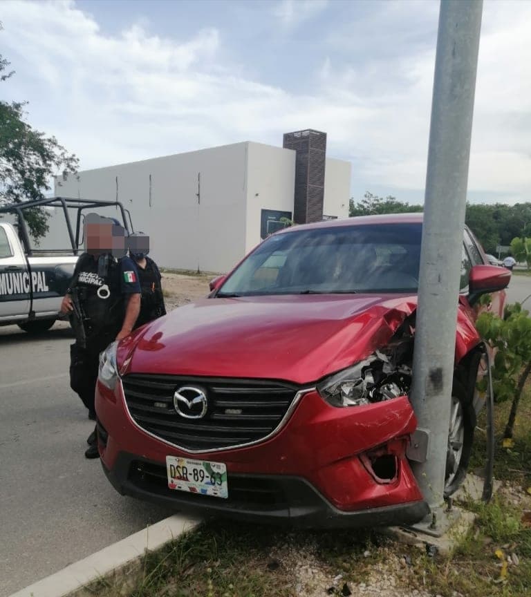 Mujer secuestrada logra hacer que su captor choque y escapa, en Playa del Carmen