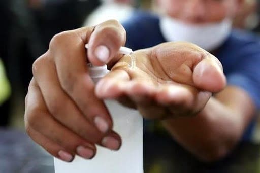 Mueren tres reos por ingerir gel antibacterial; intentaban emborracharse