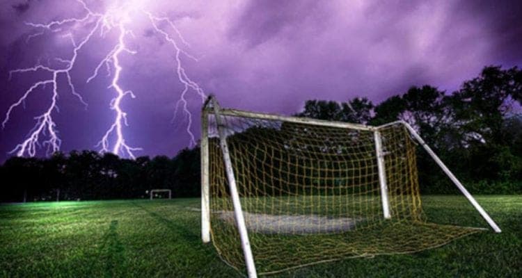 Un rayo mata a 9 niños en pleno partido de futbol