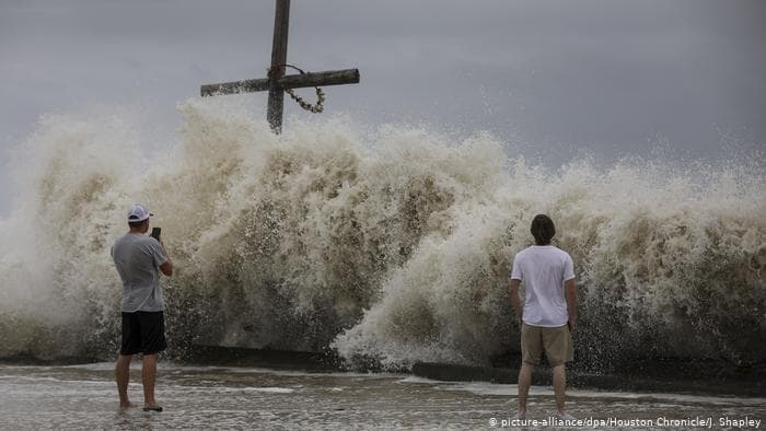 Huracán Laura se debilita a categoría 2 tras tocar tierra en Louisiana