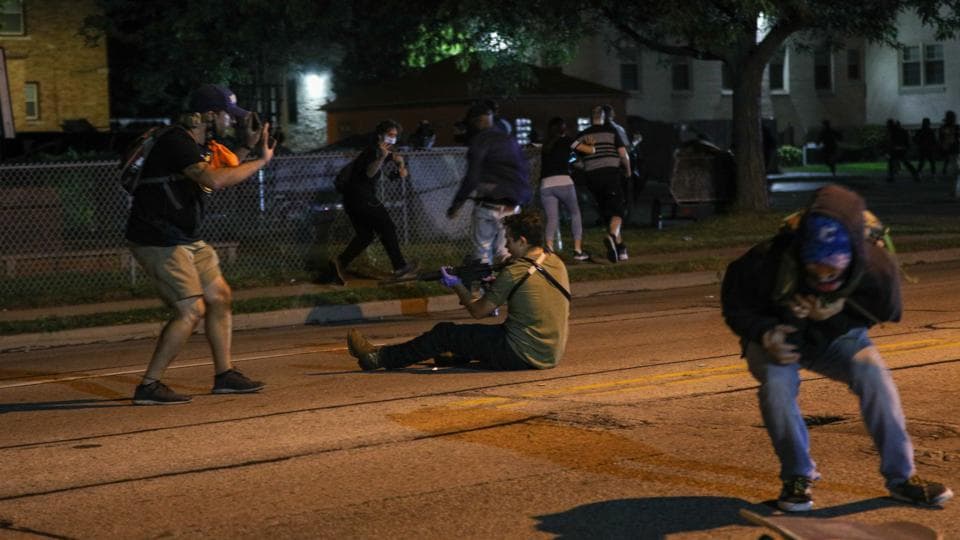 Joven de 17 años es detenido tras disparar contra manifestantes en Kenosha, EU