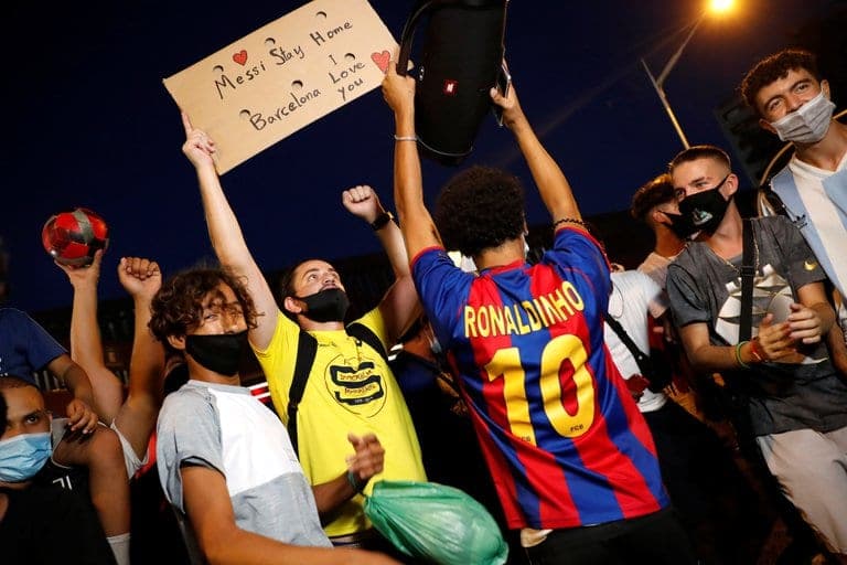 Fans del Barcelona invaden el Camp Nou para convencer a Messi de que se quede