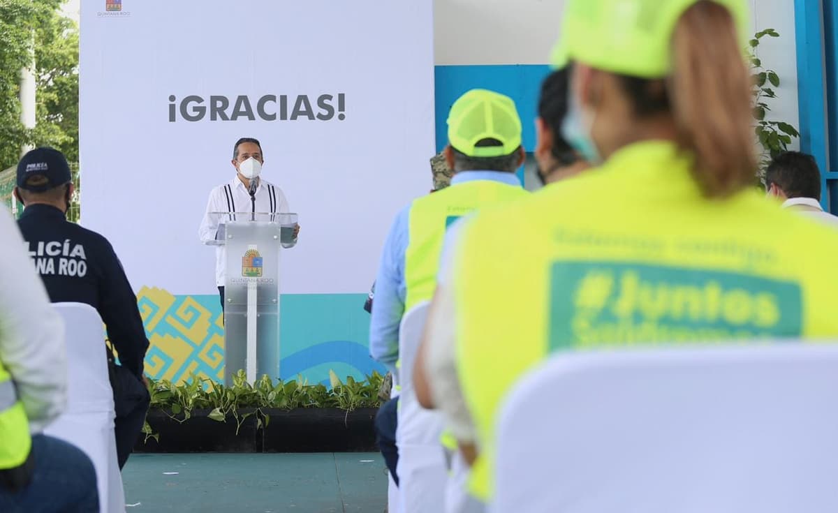 Carlos Joaquín reconoce la labor de brigadista en la entrega de alimentos