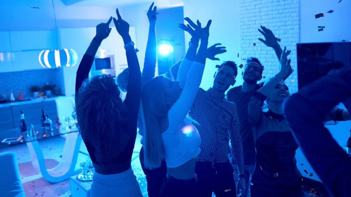 Prohíbe Airbnb fiestas en sus alojamientos