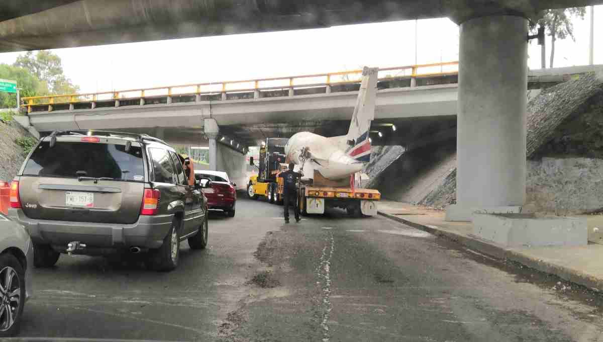 Se atora avión en puente de Viaducto Tlalpan y se viraliza