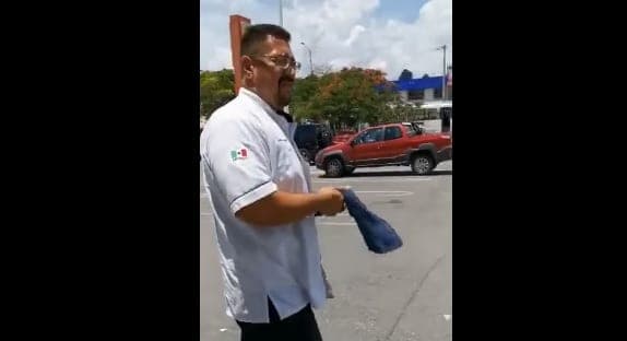 Playense agarra con las "manos en la masa" a taxista que le robaba los tapones de su auto