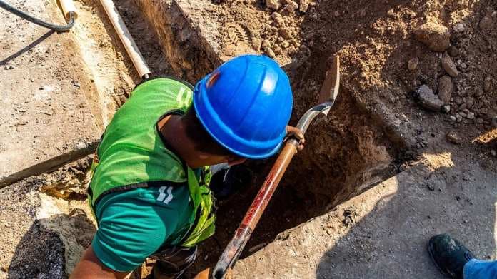 Aguakan acude a reparar fuga de agua en colonia Forjadores de Playa del Carmen
