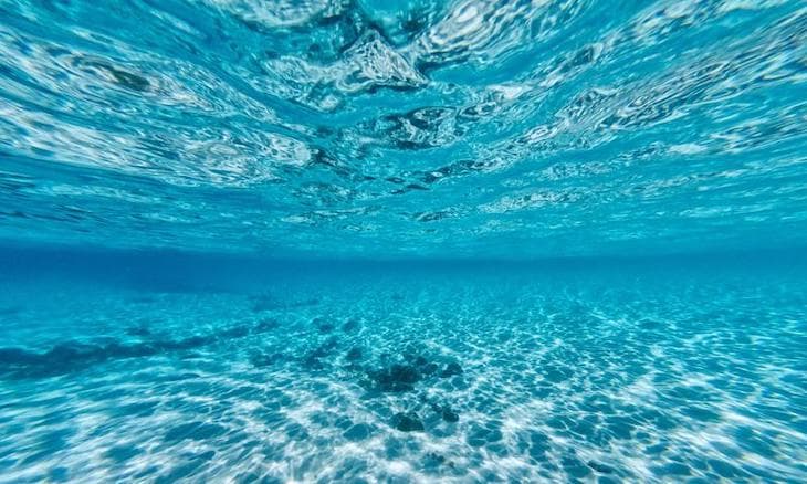 Potabilizan agua de mar con luz solar y en menos de 30 minutos
