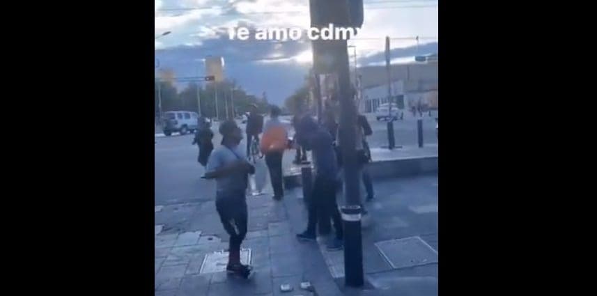 Chilangos se ponen a bailar "La Chona" a mitad del alto