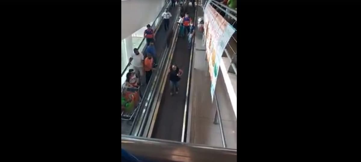 Video: Lady Chancla se sale del Chedraui sin pagar y gritando