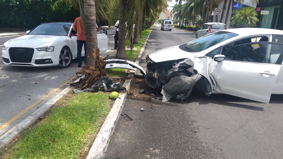 Embotellamiento en la Zona Hotelera de Cancún por choque