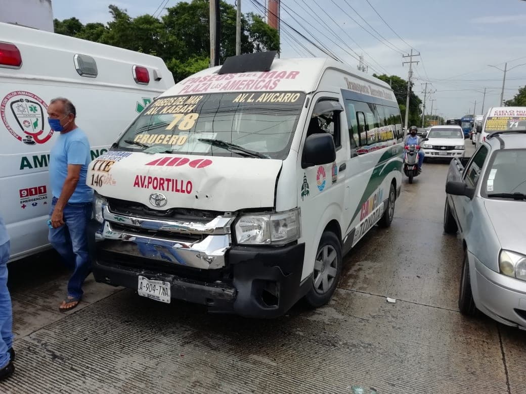 Choca combi en Cancún y hay tres personas lesionadas