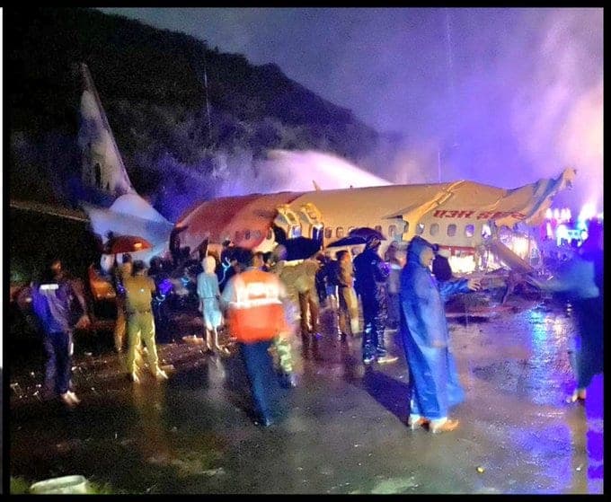 Videos: Avión se parte en dos al salirse de la pista durante aterrizaje en la India