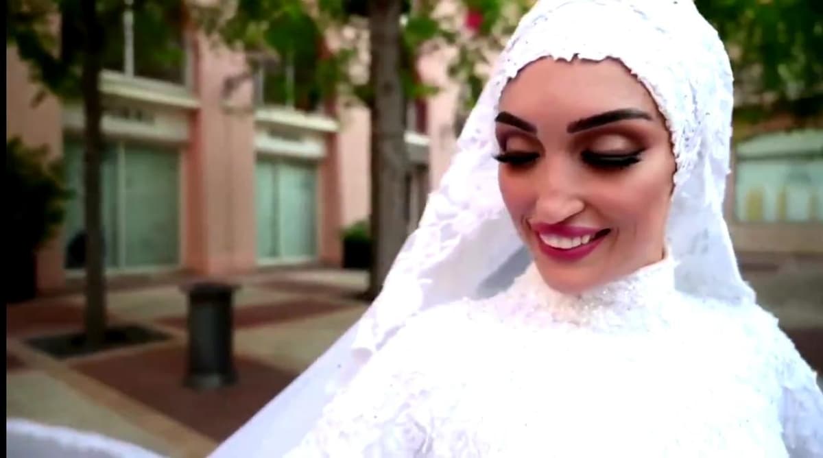 Video: Posaba vestida de novia cuando ocurrió la explosión de Beirut