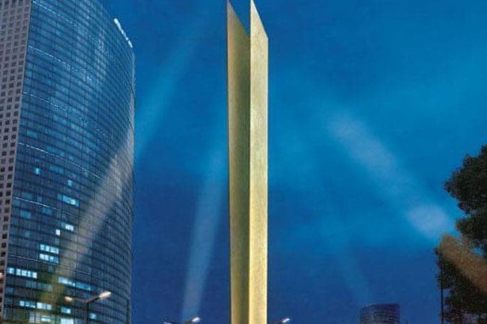 Opina Felipe Calderón sobre educación remota y le champan despilfarro en Estela de luz