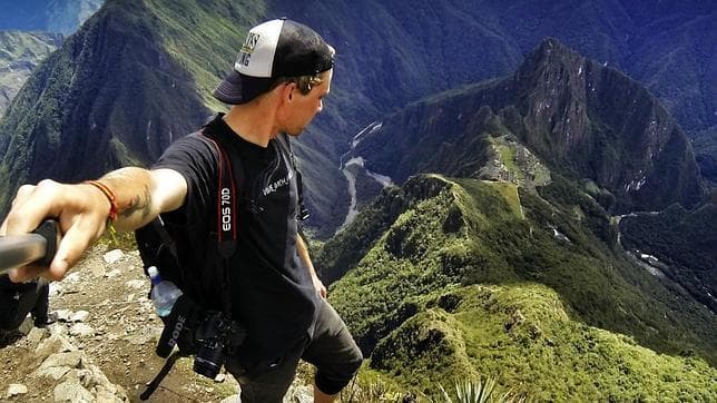 Se intenta tomar una selfie y muere al caer a un barranco
