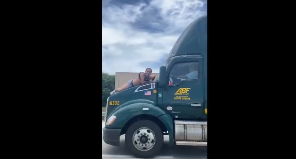 Video: ¡De película! Captan a hombre aferrado al cofre de un tráiler en movimiento