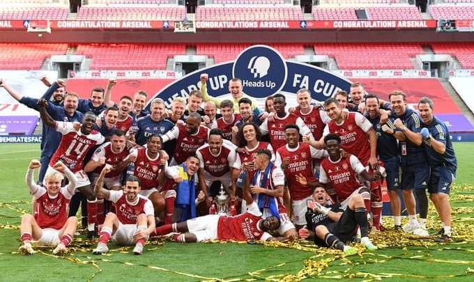 Arsenal se corona campeón de la F.A CUP y rompe el trofeo