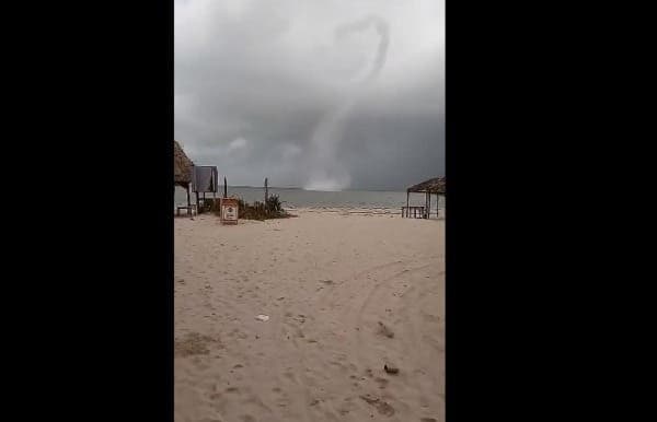 Video: Frente frío llegó con tromba incluida en Yucatán
