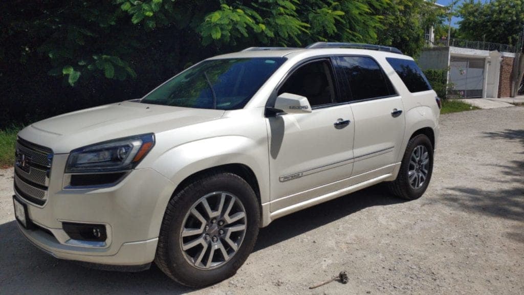 Detienen a hombre en camioneta robada y baleada en Cancún