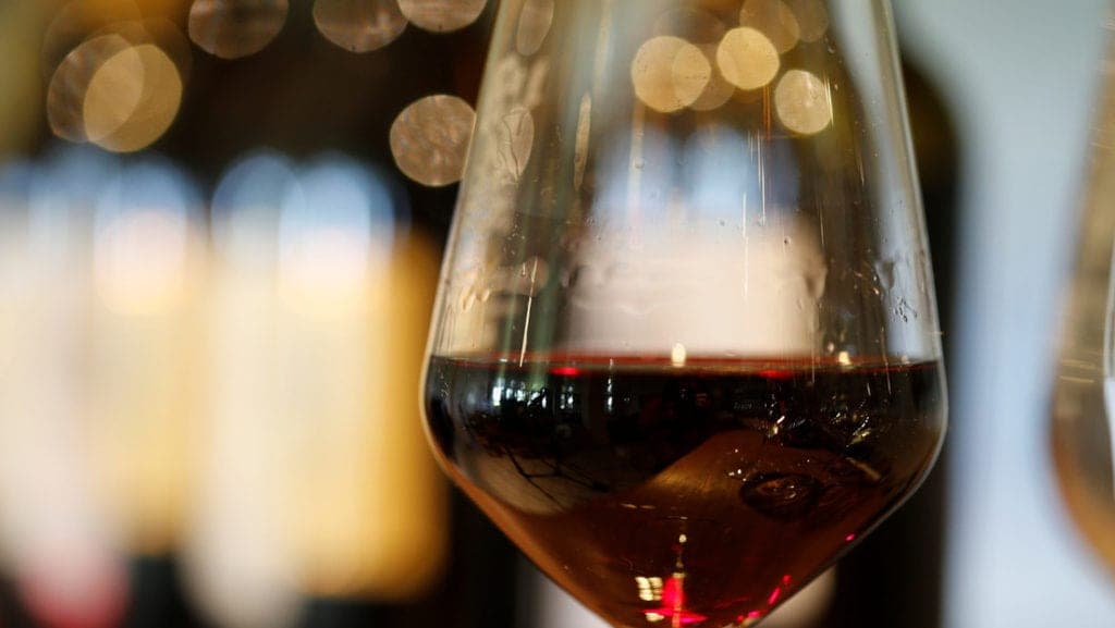 Video: Se desparraman más de 50 mil litros de vino en bodega de España