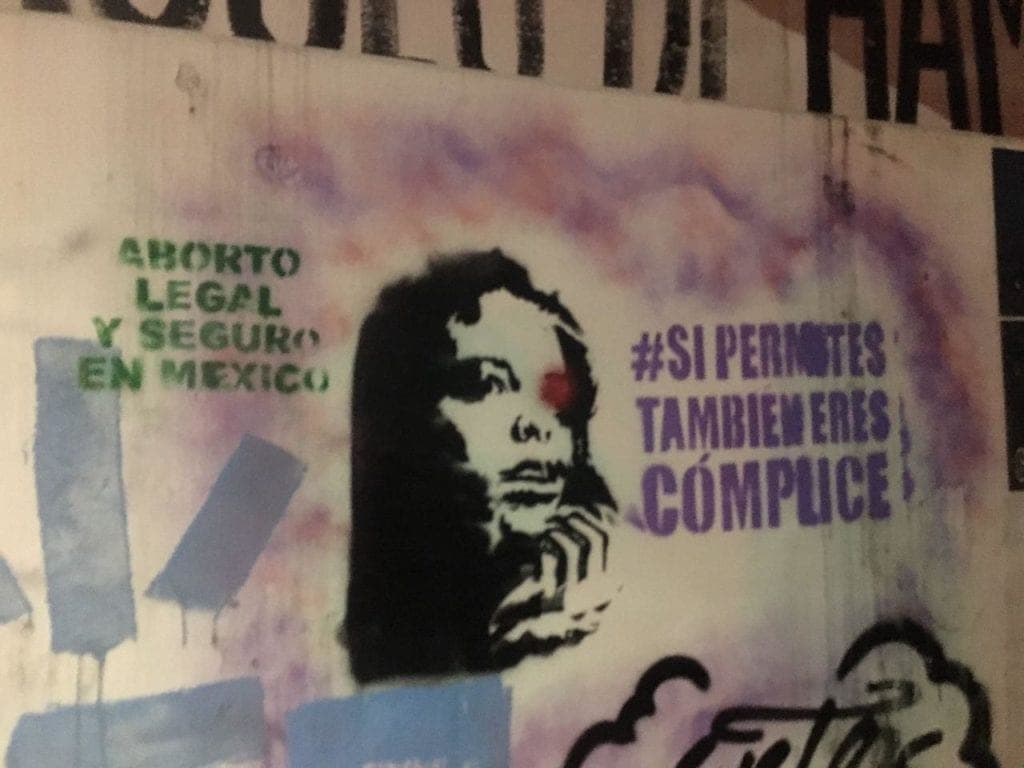 Feministas grafitean ciudades en Quintana Roo para exigir el aborto legal