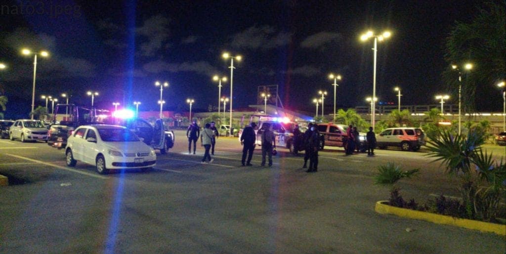 Policías disparan al aire ante riña entre taxistas y mototaxistas en Cancún