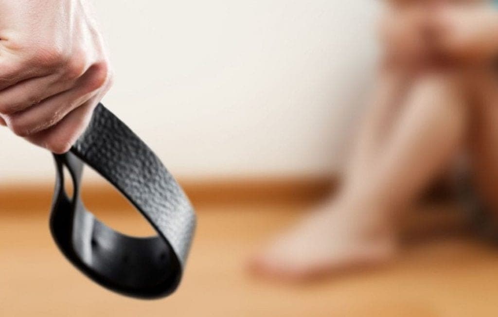 ¡Cuidado! Educar a niños con cinturonazos o lanzarles chanclas está prohibido