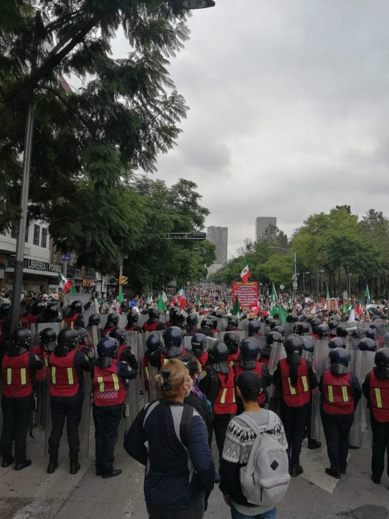 Blindan Zócalo capitalino por la llegada del Frente Nacional Anti AMLO