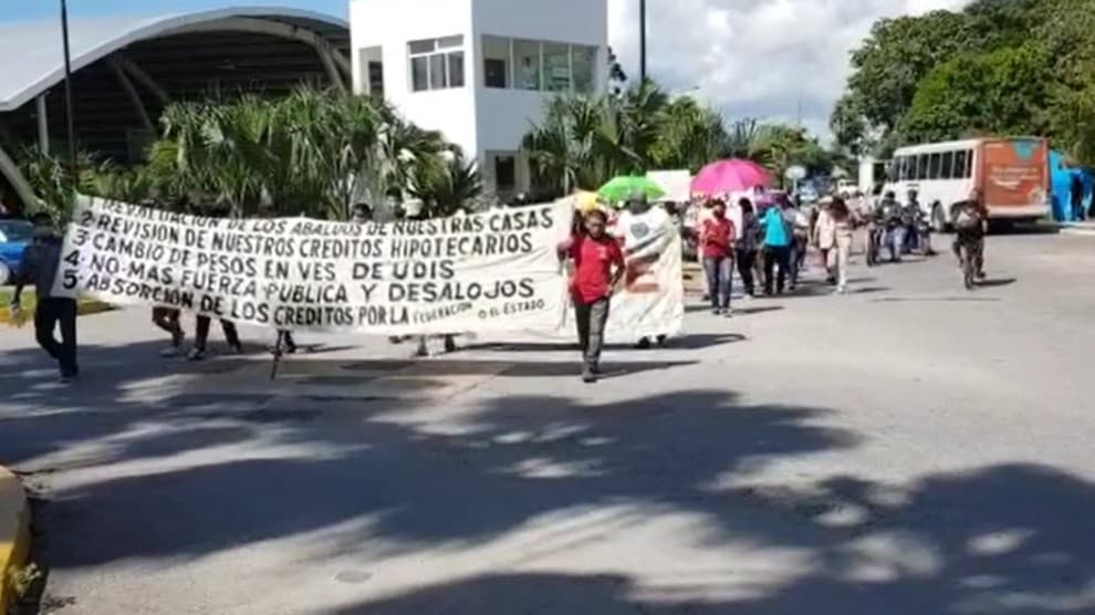 Cierran Boulevard Playa del Carmen para frenar desalojos