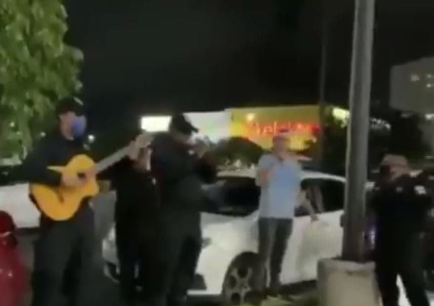 Joven de QRoo que canta por propinas fue sorprendido por orquesta de la SSP