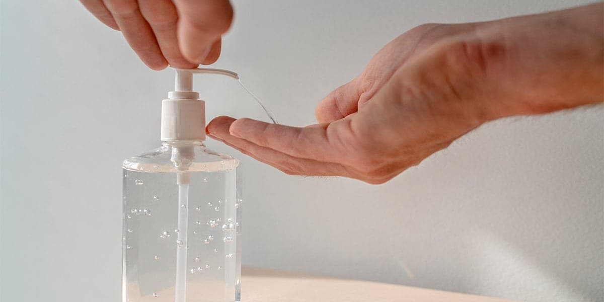 Alertan que gel antibacterial con metanol prohibido sigue su venta en México