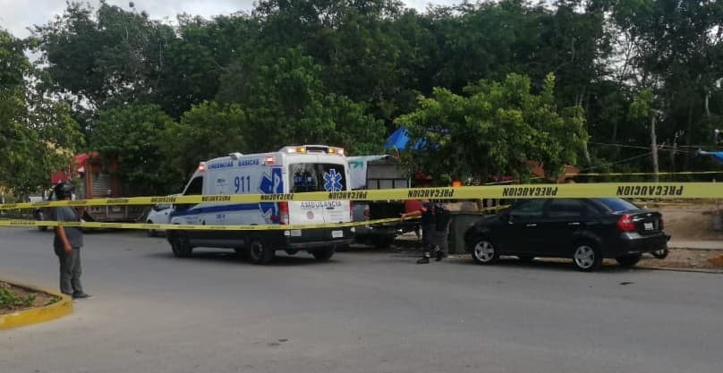 ¡Caos en Villas del Sol! Hombre se corta a sí mismo con cuchillo y es herido de bala por policías