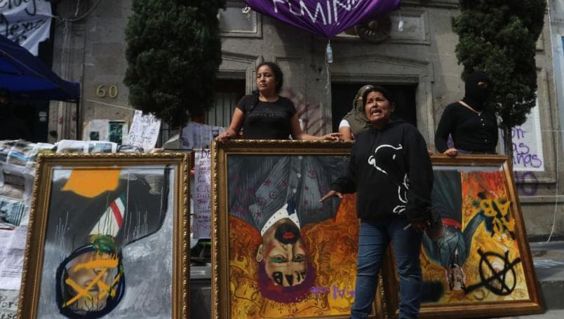 AMLO se molesta con feministas que "vandalizaron" cuadro de Madero en CNDH