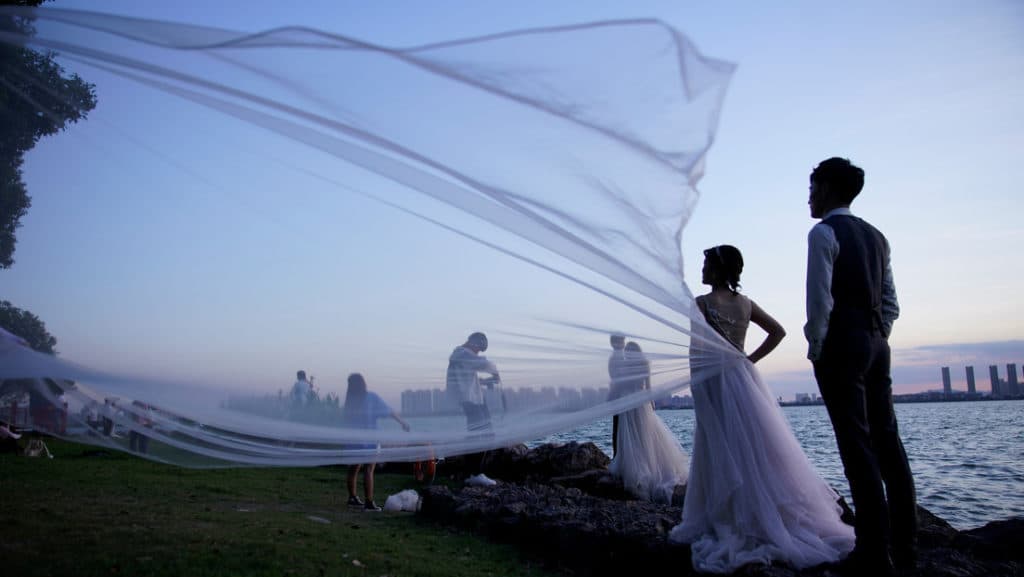 Video: Novia muere en sesión de fotos tras ser arrastrada por las olas