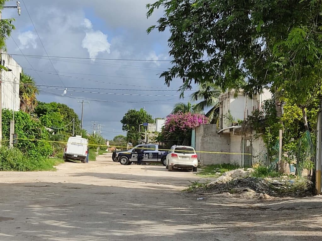 Aparece cadáver envuelto en una sábana y amarrado con sogas, en Cancún