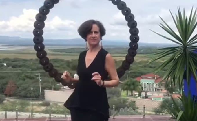 VIDEO: Denise Dresser baila reggaetón al lograr meta de recaudación para becas