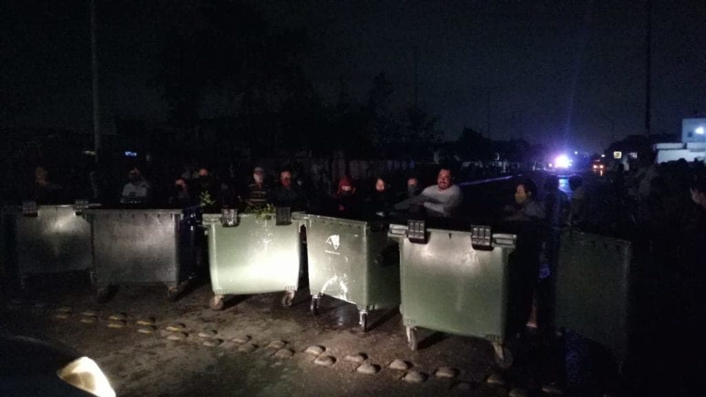 Vecinos de Villas del Sol bloquean avenida; exigen a CFE que les ponga la luz