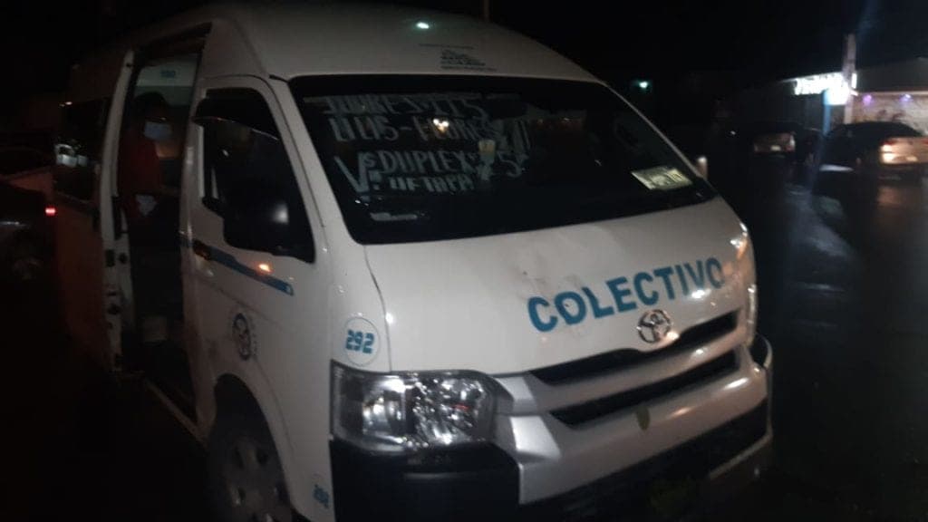 Sujeto ebrio es atropellado por combi en Playa del Carmen; milagrosamente se levanta y se va