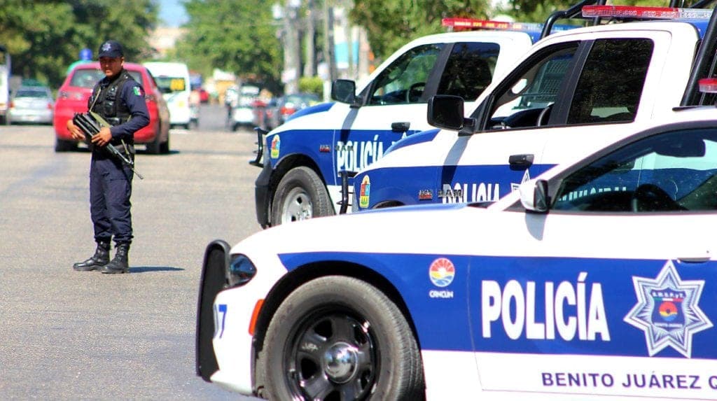 ¡Agarran a presunto ladrón! Vecinos entregan a policías a hombre armado en Cancún