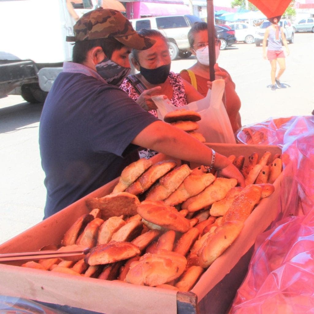 Una familia recupera lo perdido al vender Pan de Muerto