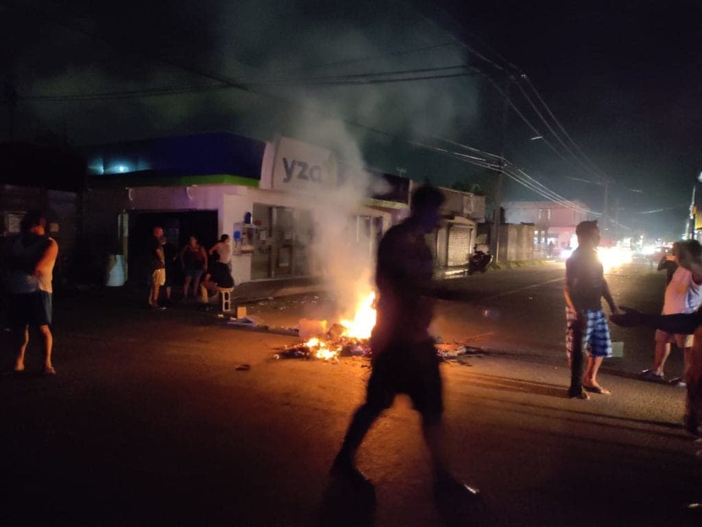 Video: Bloquean calles vecinos de Cancún; llevan cuatro días sin luz