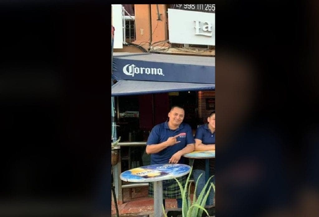 Denuncian a mesero de La Chopería por cobrar propina forzosa y agredir a clientes en Cancún