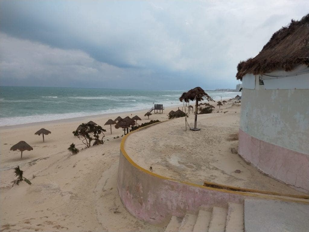 Huracán "Zeta" saca de su escondite paquete con marihuana en Playa Delfines