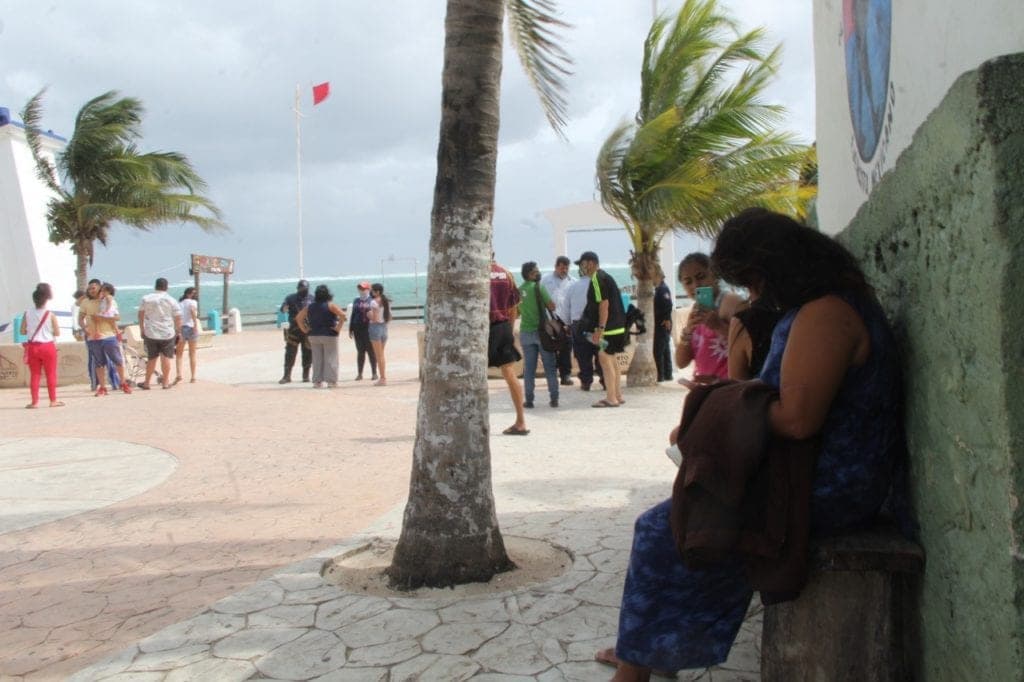 Retiran a turistas de las calles por ‘Zeta’ en Puerto Morelos y Playa del Carmen; no todos acatan