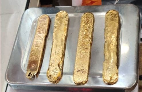 Hombre esconde piezas de oro en su ano para evitar pagar impuestos