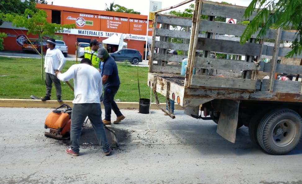 Realizan bacheo de calles y avenidas afectadas por lluvias pasadas en Puerto Morelos