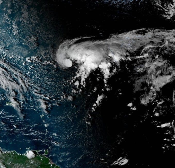 Avanza en el Atlántico la tormenta tropical "Epsilon"